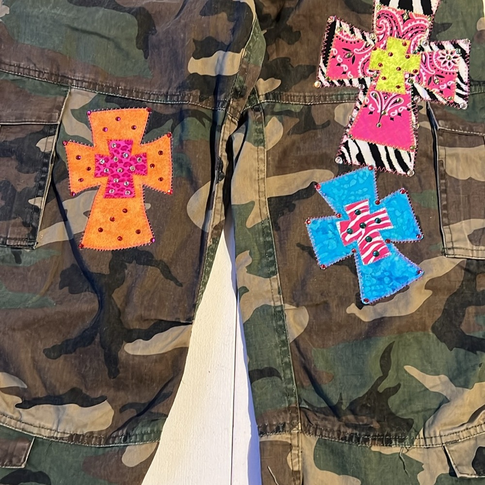 Camo crop pants with patches women’s XS - Picture 3 of 16